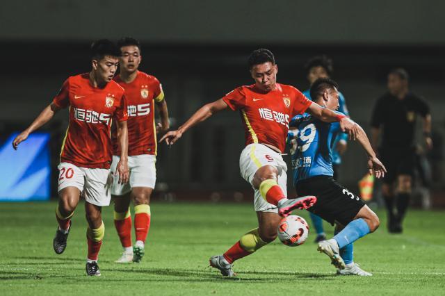 【中超】李扬头球被吹刘世博神扑 10人广州0比0大连