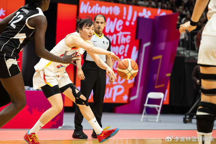 开云官方直播-在场赢24分！中国女篮24岁1米86王牌闪耀：李梦替身变3D悍将|三分球|小前锋|罗欣棫|宫鲁鸣|篮板_新浪体育_新浪新闻